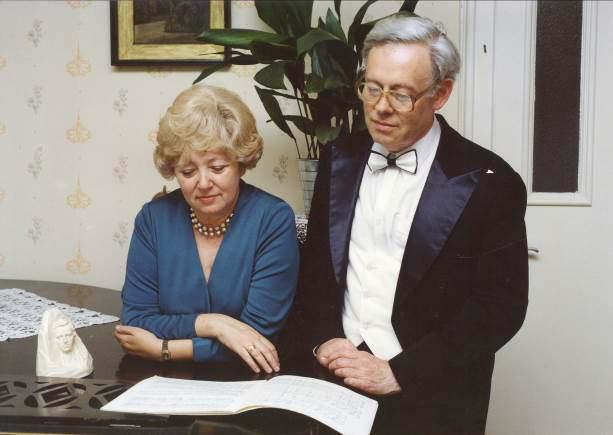 szerkesztő, és az elektronikus zenei stúdió művészeti vezetője. Tanulmányait 1957-ben a budapesti Liszt Ferenc Zeneművészeti Főiskola zeneszerzés szakán, Szervánszky Endre növendékeként fejezte be.