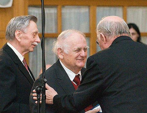 Dobos László és Tillai Aurél(A 2013/2014 évad eseményei) igazgató, karnagy. Pécsett, a Liszt Ferenc Zeneművészeti Főiskola Tanárképző tagozatán szerzett diplomát.