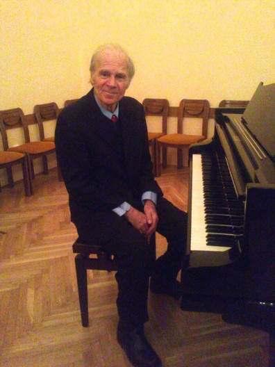 (A kép forrása: Hungarian Composers) Tanulmányait 1950 és 1958 között a budapesti Liszt Ferenc Zeneművészeti Főiskola karvezetés, majd zeneszerzés szakán végezte, Vásárhelyi Zoltán és Szervánszky
