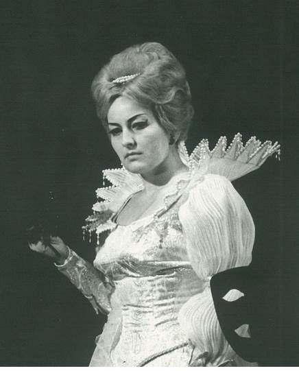 Szabadits Judit Amelia szerepében a Szegedi Nemzeti Színház színpadán, Verdi Álarcosbáljának 1969-es előadásán (Delmagyar.