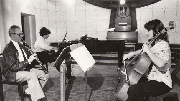 (A kép forrása: Opera-Világ) tanulmányait a Bartók Béla Zeneművészeti Szakközépiskolában végezte Kerényi Mikló György tanítványaként 1963 és 1967 között; 1966 és 1967 között a Magyar Állami Operaház