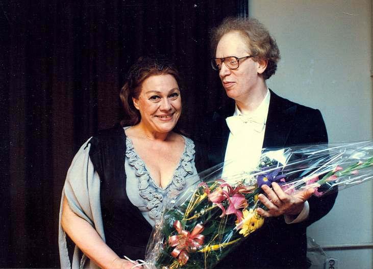 A 30. jubileumi Walkür-előadás után férjével, Kovács János karmesterrel (A kép forrása: Opera Világ) tanár.
