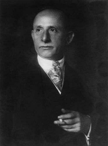 (A kép forrása: wikipédia) zongoraművész-tanár. 1881 és 1885 között a Zeneakadémián Erkel Ferenc, Nikolits Sándor, Volkmann Róbert, majd az utolsó két évben Liszt Ferenc tanítványa.