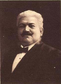 Budapest, 1926. XI. 11.) zenekritikus, zeneszerző, ügyvéd, operettszöveg-író, újságíró. Ügyvédi hivatása mellett a Pesti Hírlap színházi és zenerovatát szerkesztette 1893-tól haláláig.