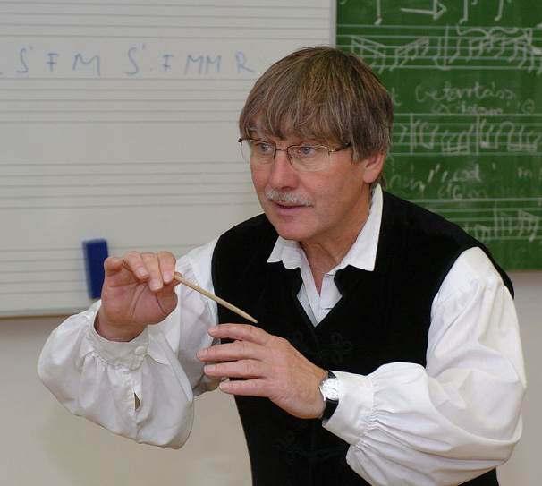 szegedi Zeneművészeti Főiskola fuvola szakán szeretett volna továbbtanulni, de ezt a szakot időközben áthelyezték Miskolcra, ezért végül a Liszt Ferenc Zeneművészeti Főiskola miskolci tagozatán