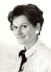 A budapesti Bartók Béla Zeneművészeti Szakközépiskola után a római Accademia Musicale di Santa Cecilia hallgatója. 1973-ban szerződött az Operaházba.