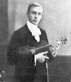 évtizedek legjelentősebb magyar Dávidja és Miséje volt. Visszavonulása után énekmesterként tevékenykedett; - Szegedi Károly (Sarkad, 1892. II. 25. 1938. I. 5.) karmester, zenetanár.