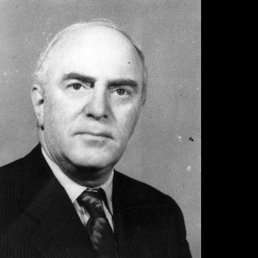 zeneszerző. Tanulmányait a budapesti Zeneakadémián végezte, ahol Székely Arnold, Siklós Albert és Kodály Zoltán tanítványa volt.