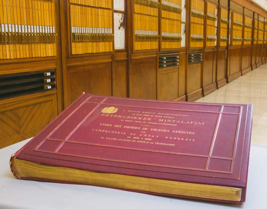 17 Értékcikkek Mintalapjai első kötet díszkötése, 1900 A világkiállításokra készített, a Pénzügyminisztérium könyvtárában és a Bélyegmúzeumban máig fennmaradt díszes és hatalmas termékbemutató