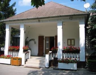 Szakközépiskolai képzés Képzési idő: 3 év szakma +2 év érettségi 0005 Ács (H)* (OKJ: 3458201) 0006 Asztalos (OKJ: 3454302) 0007 Eladó (OKJ: 3434101) 0008 Épület és szerkezetlakatos (H)* (OKJ: