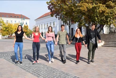 Szekszárdi SZC Vendéglátó Szakképző Iskolája OM azonosító: 203054 Cím: 7100 Szekszárd, Szent István tér 15-17. Telefon/fax: Tel:74/510-172, Fax:74/316-913 E-mail: info@vendeglato.szekszardiszc.