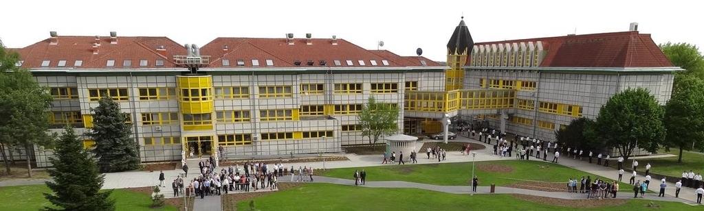 K É P Z É S I K Í N Á L A T U N K INFORMATIKA (Tanulmányi terület kód: 11) Tanítványainkból szoftverfejlesztők, programozók vagy rendszergazdák lesznek, akik feladataikat korszerű számítógépes
