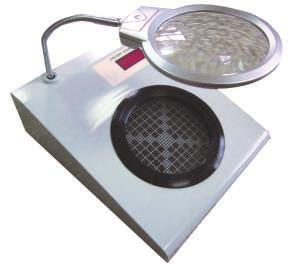 Két szabályzó szelep szolgálja a vákuum létrehozását és a gázzal történő feltöltést. A petricsészék (100 x 20 mm) tartályban való behelyezésére tiszta alumíniumból készült állvány szolgál.