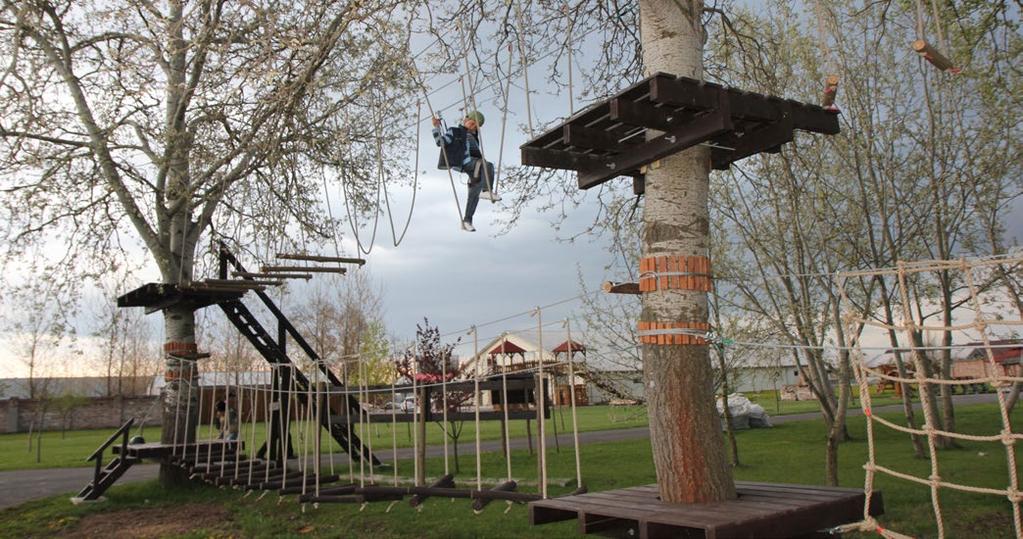 A kalandpark elemei: 2 12 féle akadályból álló magaslati kötélpálya (0,8 m és 3,5 m magasságban fák között kialakított változatos nehézségű akadályokból áll), capopy pálya (lecsúszó