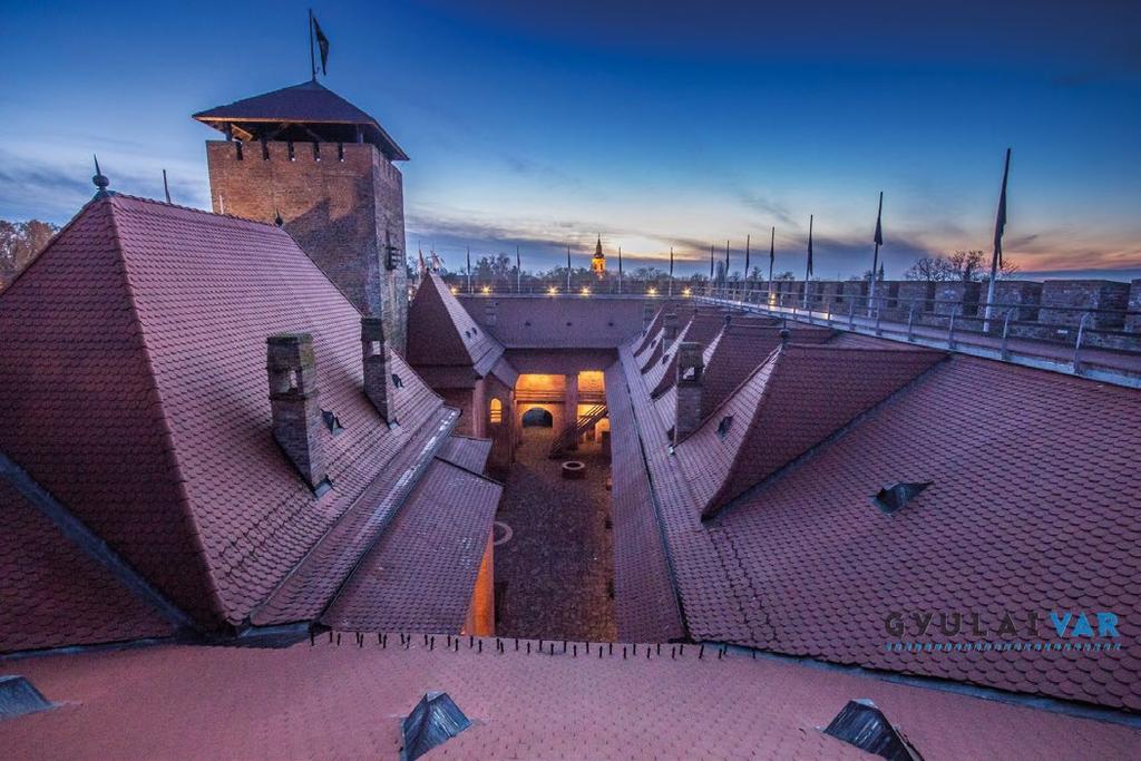 Gyulai vár Kézen fog a történelem Gyula Gyula város legrégebbi épített öröksége a több mint 600 éves vár, Közép-Európa egyetlen épen maradt gótikus sík vidéki téglavára.