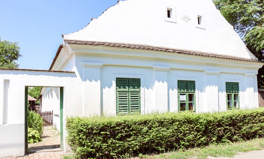 Békési tájház Békés Jómódú parasztgazda 1866-ban épült házát rendezték be tájháznak. Csapó Gergely tanyásgazda tulajdona.