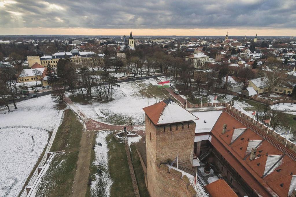 Gyulai vár Kézen fog a történelem Gyula Gyula város legrégebbi épített öröksége a több mint 600 éves vár, Közép-Európa egyetlen épen maradt gótikus sík vidéki téglavára.
