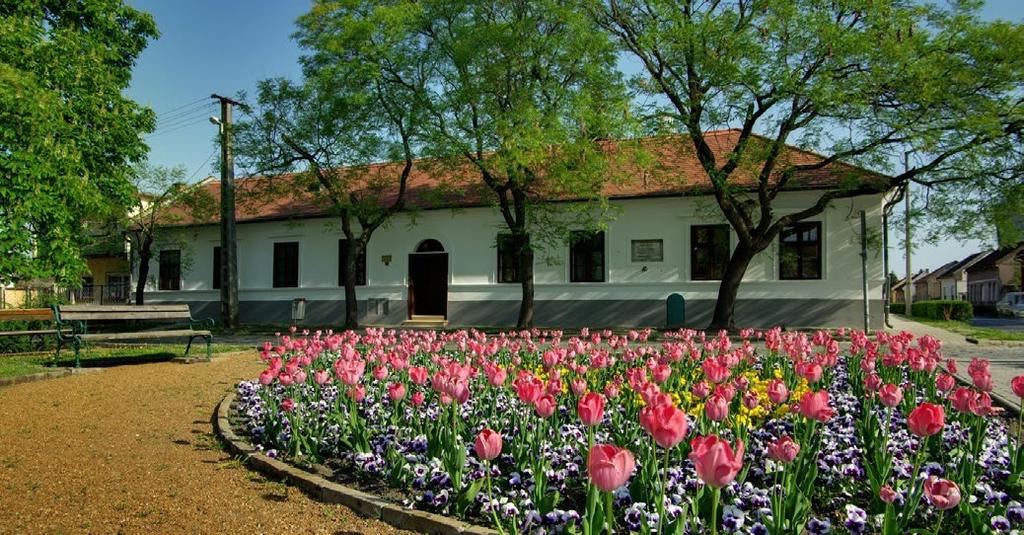 A házat mai formájában ezt követően Nuszbek Mihály építette meg 1830 végére. A kántor és iskolaház az 1830-as átalakításkor kapta klasszicista stílusát.