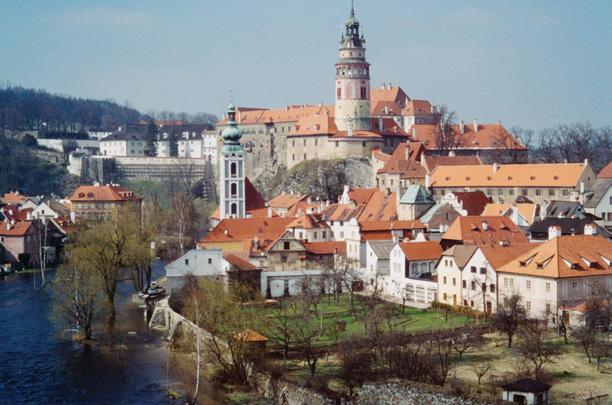 nap Utazás Szlovákiába, pihenő a szép természeti környezetben fekvő történelmi Árva váránál, várlátogatás. Továbbutazás Lengyelországba, érkezés Krakkóba a kora esti órákban. Szállás a városban.