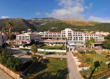 HOTEL VILLA OLIVA **** A szállodakomplexum Petrovac központjában egy olívafákkal benőtt