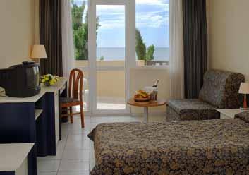 Dolphin Marina előtti medencét és gyerekcsúszdákat a strandon (a Grand Hotel Varna strandján) valamint a medencék mellett, egy napernyő