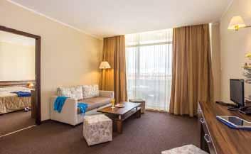 A hotelben kis üzletek és wellnessrészleg is található.
