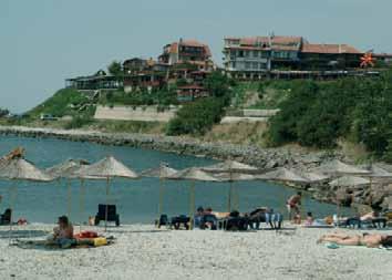 őrzött parkolóban a panzió alatt kis, aprókavicsos strand várja a fürdőzőket bővített