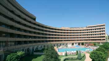 GRAND HOTEL POMORIE***** A szálloda Pomorie észak-keleti részén, a Fekete-tenger és a Pomorie tó között, közvetlenül a tengerparton található.