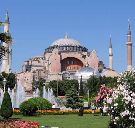 mellett, majd a Topkapi Palota kertjén át egészen a négyfogásos ebédet nyújtó Orient Express étteremig.