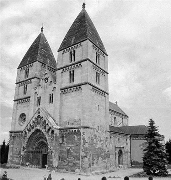 8. Ismerje fel a képen szereplő épületet, és válaszoljon az alábbi kérdésekre! 5 pont Hol található az épület? (1 pont) Ják Milyen stílusban épült?