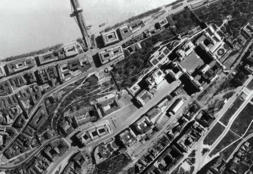 32 MIÉRT KELL ÚJJÁÉPÍTENI A BUDAI VÁRPALOTÁT? Légi fotó 1944-ből. Forrás: HM Zrínyi Térképészeti és Kommunikációs Szolgáltató Nonprofit Kft. Kerekasztal-beszélgetés Potzner Ferenc, dr.