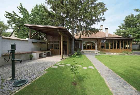 Szent Erzsébet-ház, Sárospatak, Rudolf Mihály tervezőtársaként, 2012. Fotó: Kovács Ágnes Vándorokból mesterek 64 Üvegfestés, lakóház, Mád.