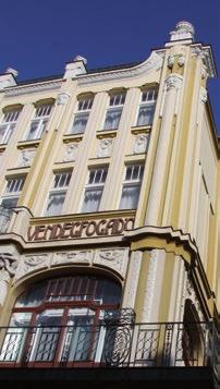 Borzas busóbundákat öltő felnőttek faragott álarcokban, jellegzetes kellékekkel, öles kereplőkkel, kolompokkal