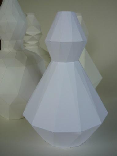 A vázák íves felületét geometrikusan, origamiszerűen bontottam meg, a modellek papírból készültek és kis háromszögek határolják felszínüket.