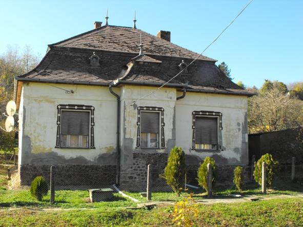 A tető hajlásszöge minden esetben 35-45 fok közötti.