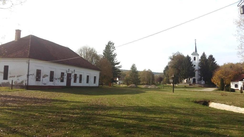 Iskola kertje A Kossuth utcában található óvodaépület, mint a többi középület a településközpontot elfoglaló