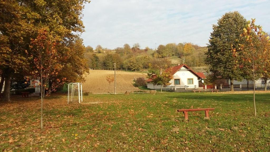 része közpark, pihenő- és játszóterekkel, D-re a sportpálya