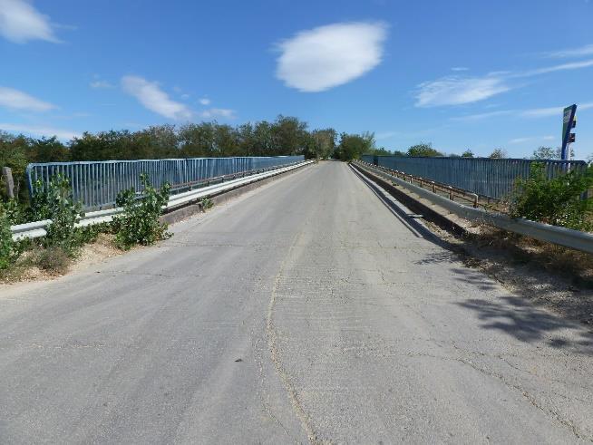 Nincs korlátozás a hídon Statikai szerkezet: Gerenda (lemez, rácsos gerenda főtartó is) Híd felszerkezet: Monolit vasbeton takaréküreges keresztm.