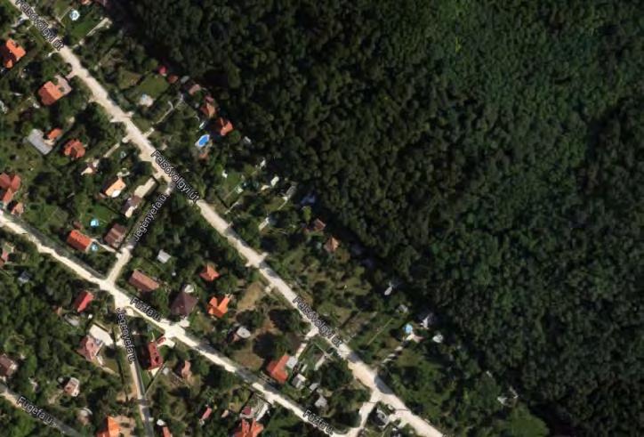 A Szabadházi-hegy területére változatos terepadottságának köszönhetően jellemzőek a girbegurba, eltérő szélességű, sokszor nehezen járható utak, a szabálytalan telekméretek és a közművesítettség