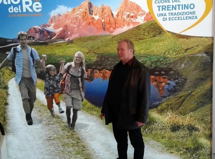 Hajas Pállal, aki Kozárd község polgármestereként tartott előadást a faluban véghezvitt fejlesztésekről és a falu turisztikai-regionális jelentőségéről mintegy 200 résztvevőnek.