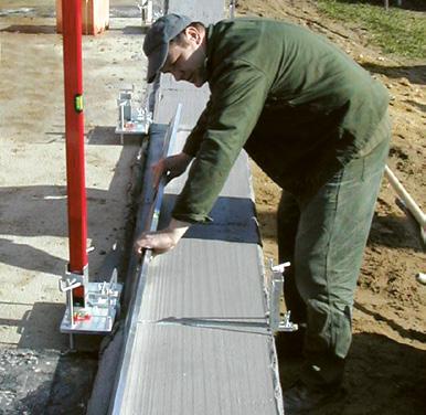 Falazatok beépítési előírásai Előkészületek falazás előtt A PTH Profi Dryfix és PTH Profi rendszer alkalmazása esetén a téglákat falazás előtt a felfekvő felületükön portalanítani, majd nedvesíteni