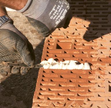 egymásba illeszteni, ezért a habarcsfelhasználás és így a munkaidő-szükséglet is lényegesen alacsonyabb, mint más falazási mód esetén. Az eresztékek iránya lehetőség szerint soronként váltakozzon.