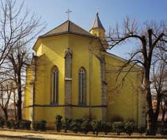 A szentély falát jelenleg nem töri át ajtó, Tischler azonban a déli fal nyugati szakaszában, az övpárkány alatt feltüntetett egyet.