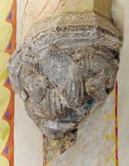 Vele szemben, a déli oldalon párdarabja sokkal épebb állapotban maradt fenn. A déli fejezet angyalfigurája kezében tekercset tart, arca elpusztult (47 48. kép).