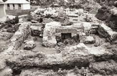 ELPUSZTULT KÖZÉPKORI TEMPLOMOK NAGYHALÁSZ HATÁRÁBAN jének közepén nyílhatott, az alapozási maradványok tanúsága szerint egy rövid, nyugat felé ívvel nyíló elôcsarnokféle belsejében.