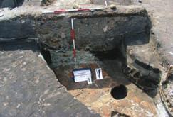 ELPUSZTULT KÖZÉPKORI TEMPLOMOK NAGYHALÁSZ HATÁRÁBAN 13. Faragvány a 2011-ben feltárt templom nyugati alapárkából 11.