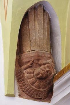 1673-ban egy fosztogató rablóbanda a várost felgyújtotta, a templom leégett, s bár a szentély falai erôsen megrongálódva, de épen maradtak, ám abban misét hallgatni már nem lehetett.