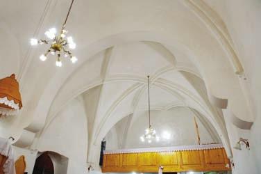 amit egy további, hevederívként vezetett borda egészít ki. A bordaprofil a szentélyben láthatóval azonos, s a falból visszametszéssel kiváló indítások is megegyeznek a szentélyboltozat indításaival.