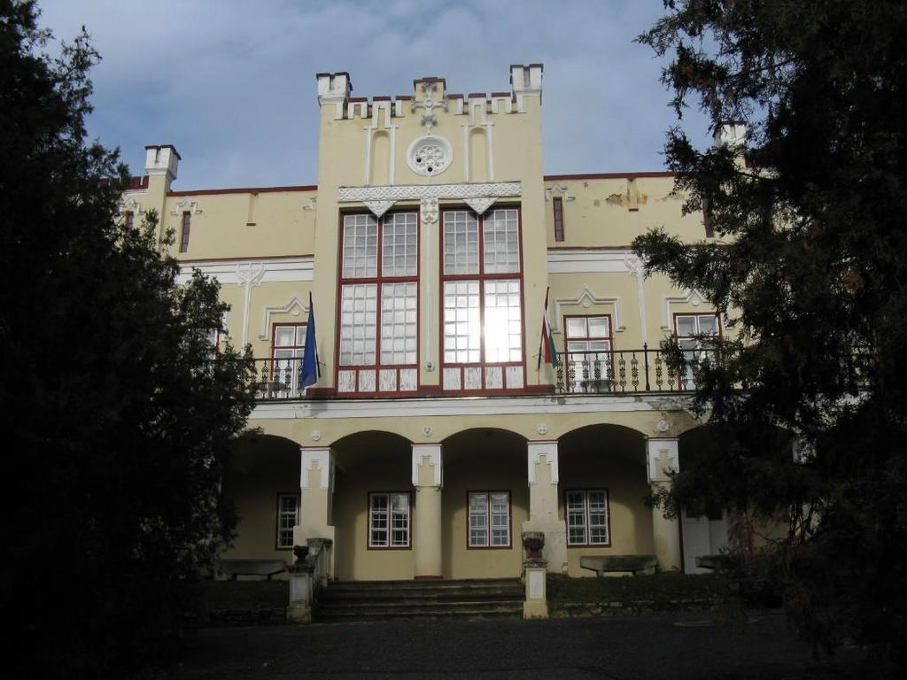 anyagokat, fotó és dia gyűjteményt hozott létre.
