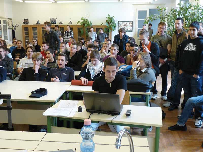 által szabadon választott órák időkerete lehetőséget biztosít a tanulók számára, hogy ezen órakeretben egyéni érdeklődésüknek, továbbtanulási szándékuknak megfelelő tantárgyakból készüljenek fel az